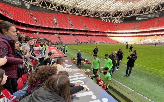 Cientos de personas han acudido este lunes al entrenamiento en San Mamés, en una jornada de puertas abiertas. Cientos de personas han acudido este lunes al entrenamiento en San Mamés, en una jornada de puertas abiertas.