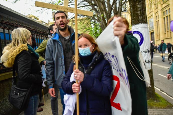 Manifestantes antiabortistas frente a la clínica Askabide