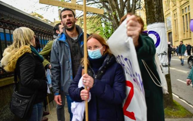 Manifestantes antiabortistas frente a la clínica Askabide