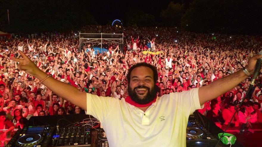 El DJ Carlos Jean ya actuó en 2014 en la plaza de los Fueros.