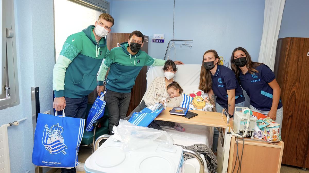 Alexander Sorloth, Mikel Oyarzabal, Elene Lete y Andreia Jacinto, durante su visita a una niña ingresada en el Hospital Donostia. Alexander Sorloth, Mikel Oyarzabal, Elene Lete y Andreia Jacinto, durante su visita a una niña ingresada en el Hospital Donostia.