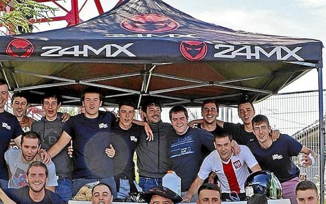 La cuadrilla con Iker Odria, ganador del desaf&iacute;o del 2021. | FOTO: BARREN