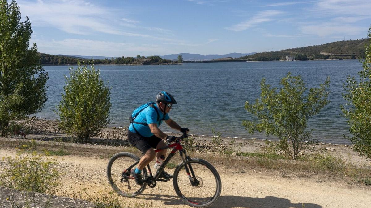 Ciclista junto al pantano de Ullibarri.