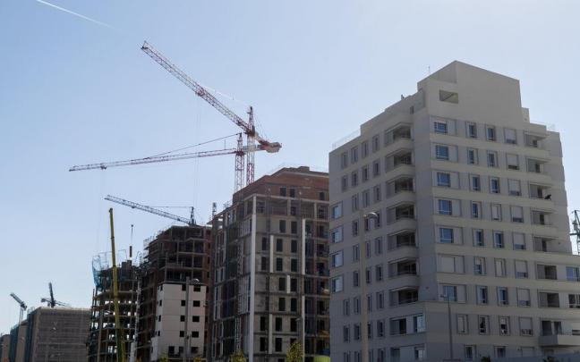 Grúas en una zona de construcción de edificios. Grúas en una zona de construcción de edificios.