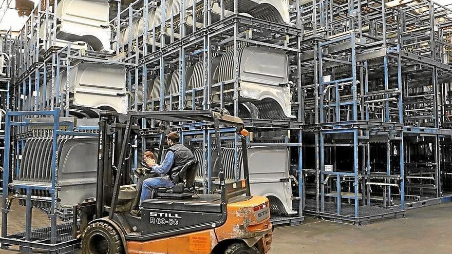 Trabajadores, en la fábrica de Gestamp en Abadiño. Foto: J. Lazkano