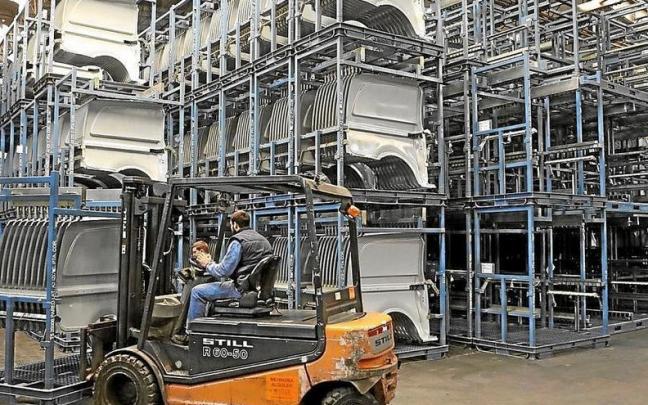 Trabajadores, en la fábrica de Gestamp en Abadiño. Foto: J. Lazkano