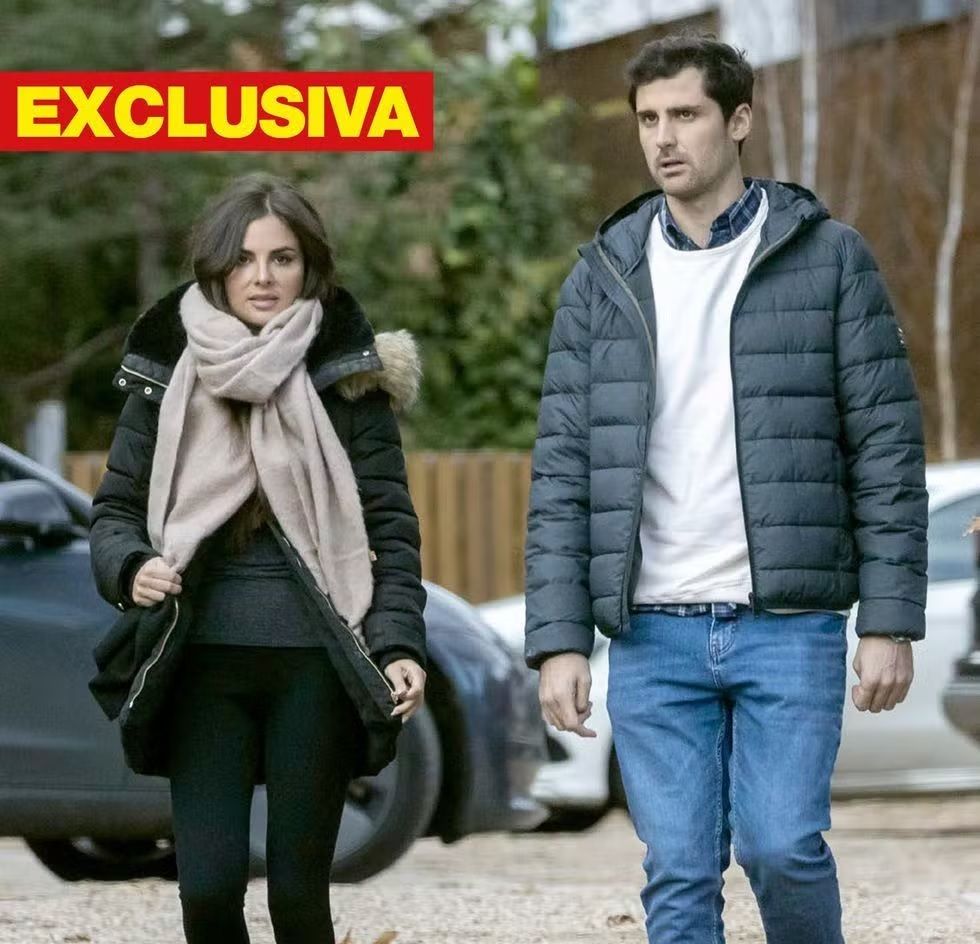 Alexia Rivas y Mikel Lezama, paseando por Navacerrada