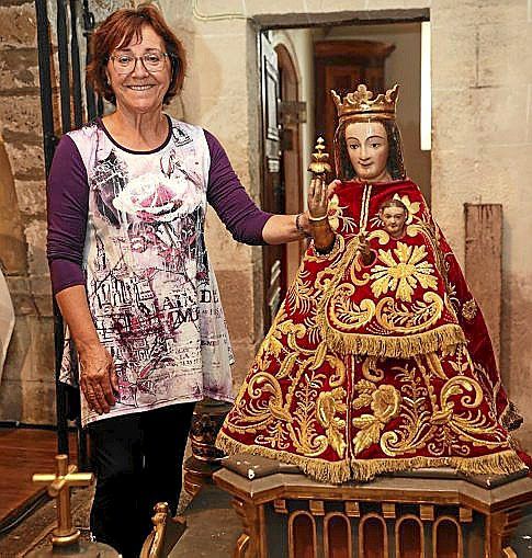 Jone Villanueva con la talla vestida.