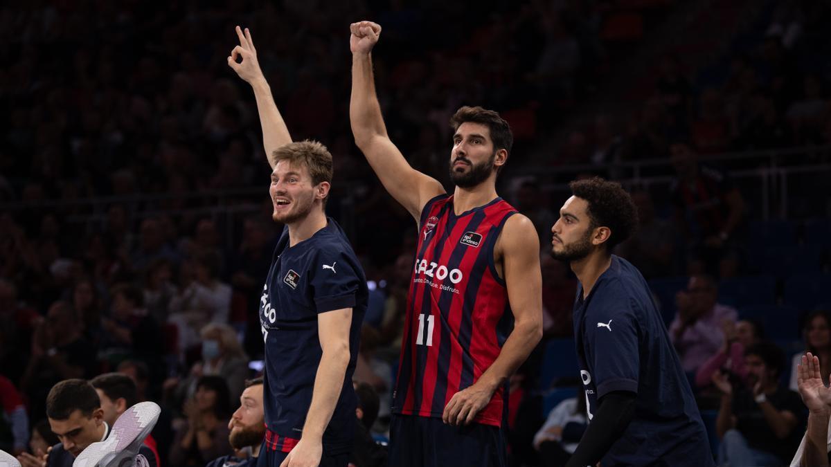 Dani Díez, en el centro, celebra uno de los triples de Raieste durante el choque de ayer