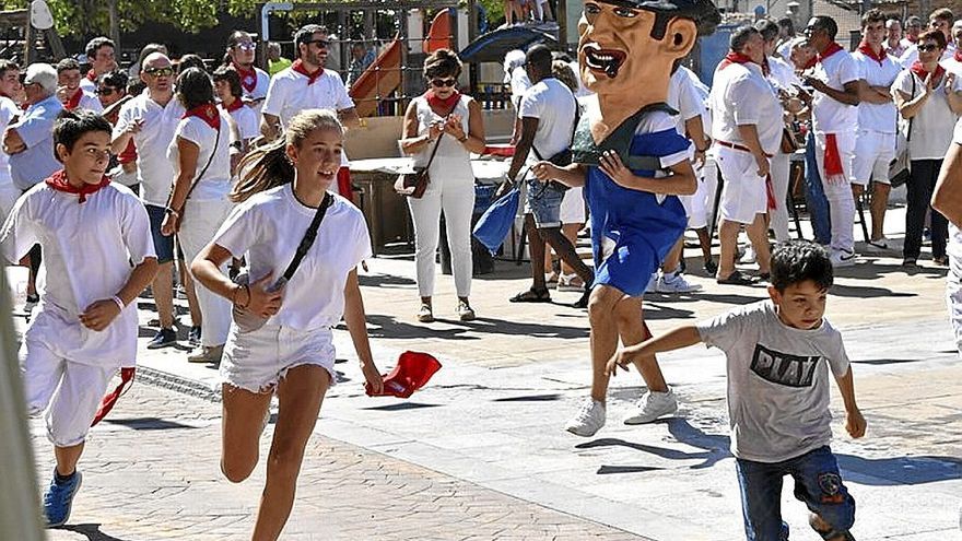 Frenéticas carreras delante de los cabezudos durante el chupinazo.
