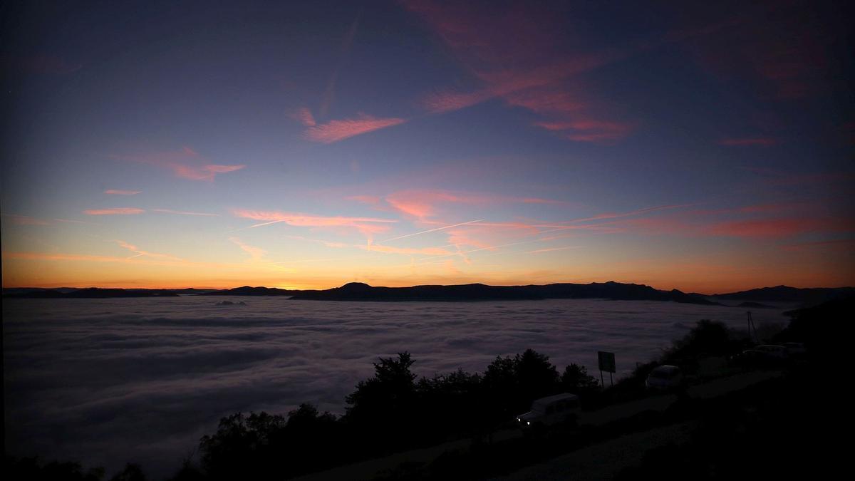 Vista de la niebla cubriendo la comarca de Pamplona.