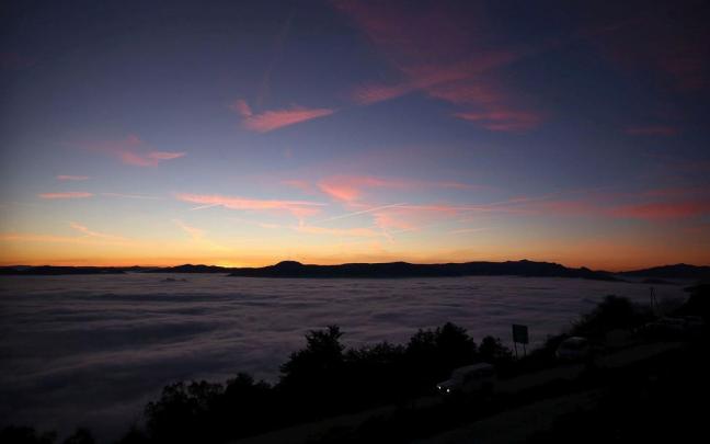 Vista de la niebla cubriendo la comarca de Pamplona.