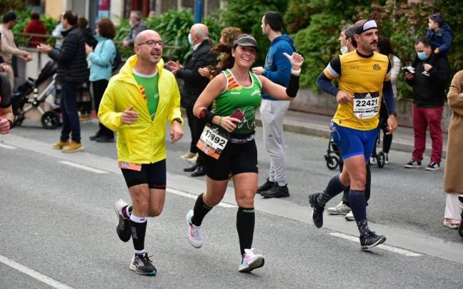 Corredores de la Behobia atravesando Errenteria durante el año pasado