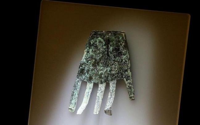 La Mano de Irulegi, en un expositor La Mano de Irulegi, en un expositor