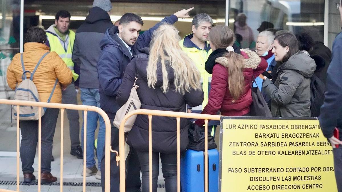 Personal de Renfe en la entrada a la estación de Atotxa de Donostia, dando indicaciones a los viajeros.