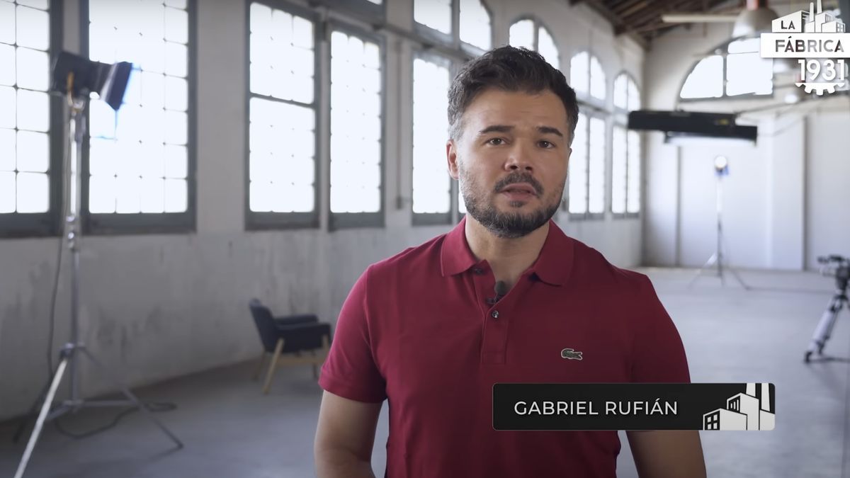 Gabriel Rufián presentando 'La Fábrica' en YouTube.