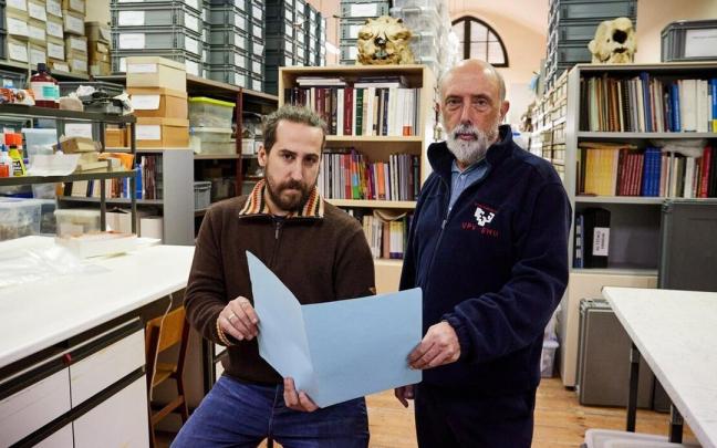 Ander Iriarte (izquierda), director de Karpeta urdinak, documental sobre la investigación de la tortura que Paco Etxeberria (derecha) coordinó en la CAV.