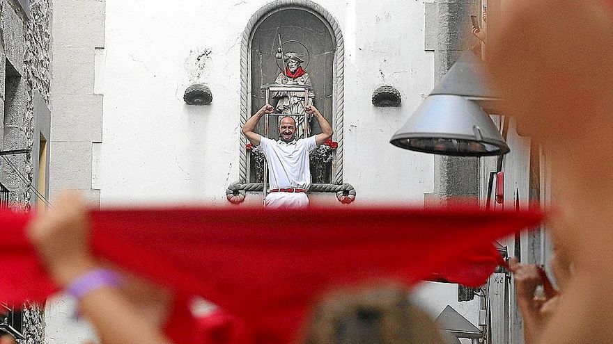 La colocación del pañuelo de fiestas al santo volverá a marcar el inicio de los sanrokes en Deba.