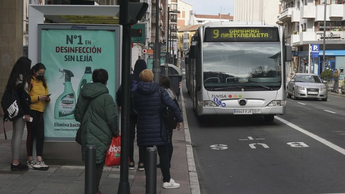 Un urbano de Tuvisa en la calle La Paz.