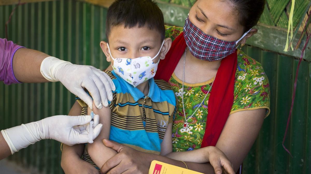 Un niño recibe la vacuna contra el sarampión.