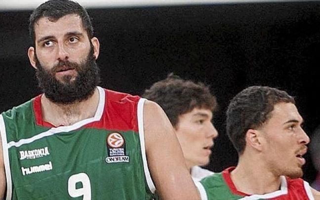 Bourousis y James firmaron por el Panathinaikos en el verano de 2016.