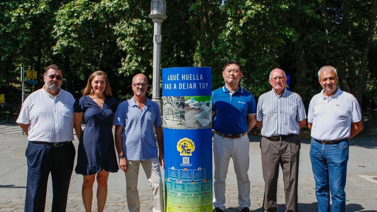 De izquierda a derecha: José Miguel Rey, de Amigos del Camino de Santiago de Navarra; Sonia Ortiz, directora de recursos humanos de Hyundai Mobis; , Miguel Pérez, el presidente de Camino Francés Federación;Diego Yoon, el presid