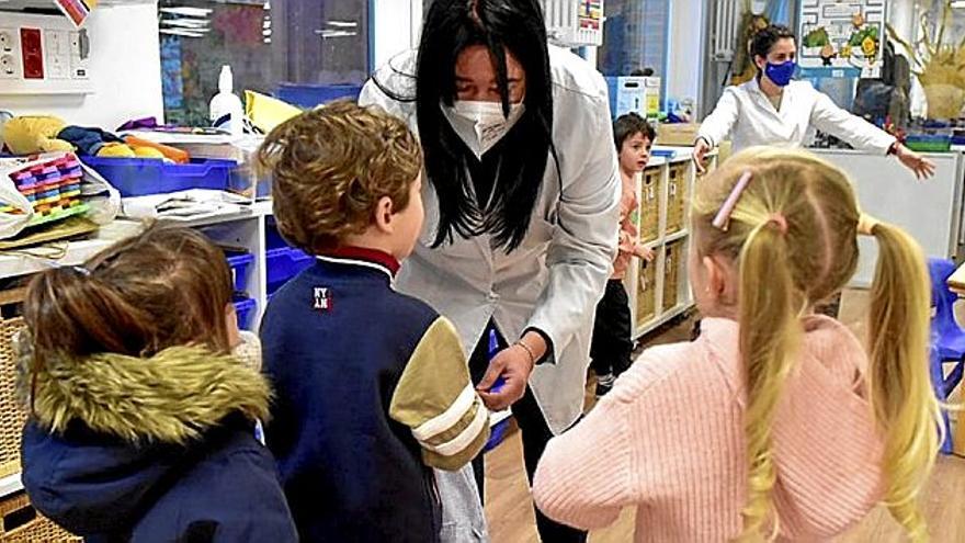 Niños y niñas de Educación Infantil de Jesuitak de Donostia, en clase con sus profesoras. | FOTO: ARNAITZ RUBIO