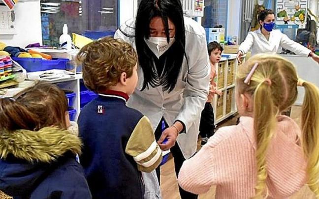 Ni&ntilde;os y ni&ntilde;as de Educaci&oacute;n Infantil de Jesuitak de Donostia, en clase con sus profesoras. | FOTO: ARNAITZ RUBIO