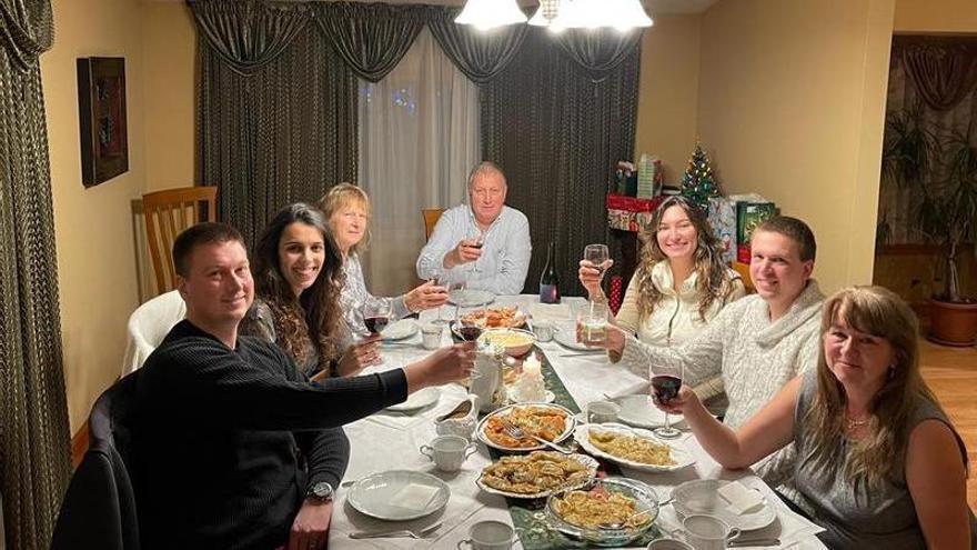 Paula, segunda por la izquierda, junto a Michael y su familia, en la cena de Nochebuena en Nueva York.