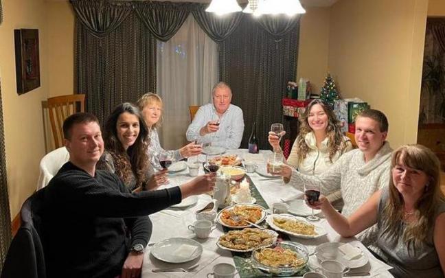 Paula, segunda por la izquierda, junto a Michael y su familia, en la cena de Nochebuena en Nueva York.