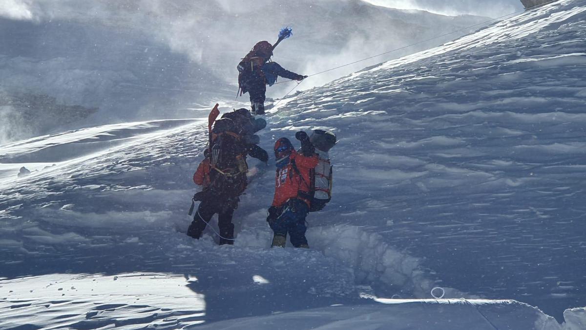 La expedición de Alex Txikon completa labores de equipamiento en el Manaslu.