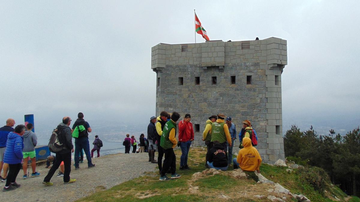 El Torreón del Serantes es una fortificación ubicada en la misma cima de la montaña.