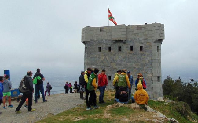 El Torreón del Serantes es una fortificación ubicada en la misma cima de la montaña.