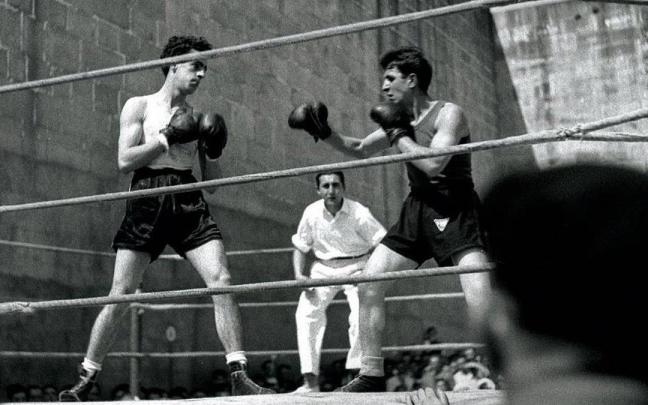 Fotograf&iacute;a que recoge una pelea de boxeo que se celebr&oacute; en 1950.