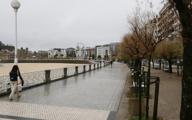 Tramo con las baldosas antiguas junto a los relojes de La Concha