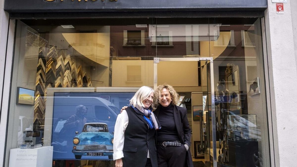 Maite Cengotitabengoa y Maite Díaz, retratadas en la entrada de la galería que fundaron y que han regentado juntas durante 24 años.