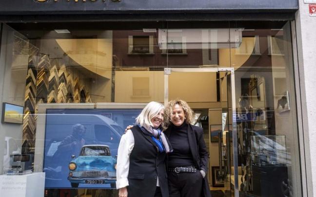 Maite Cengotitabengoa y Maite D&iacute;az, retratadas en la entrada de la galer&iacute;a que fundaron y que han regentado juntas durante 24 a&ntilde;os.