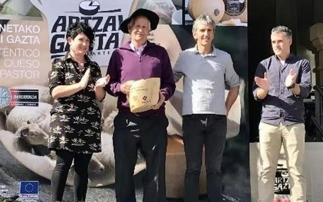 Patxi López de Uralde con la txapela y el Kaiku