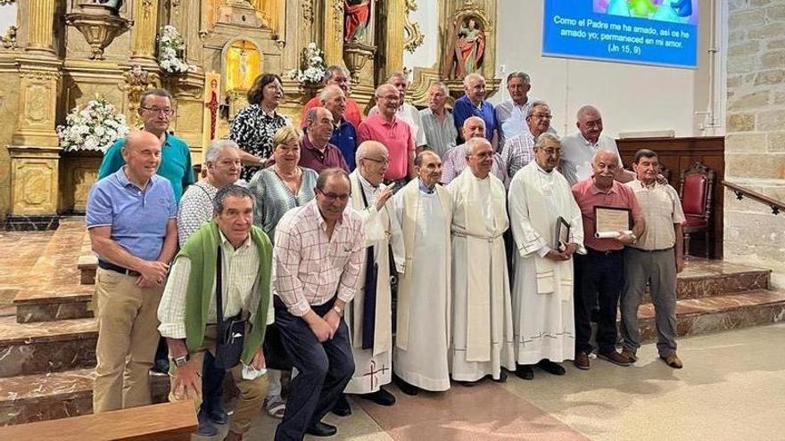 Homenaje realizado el pasado mes de mayo en Llodio (Goitia es el primer sacerdote en la primera fila a la derecha)