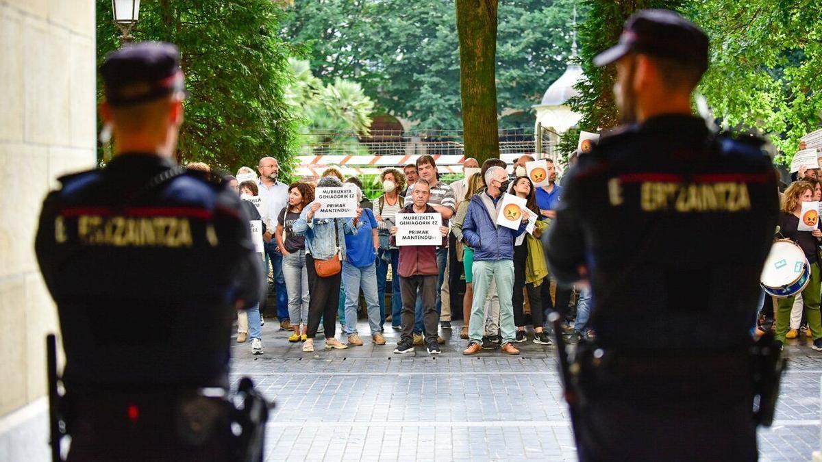 Funcionarios protestan frente a la Diputación de Gipuzkoa por la supresión de las primas de prejubilación.