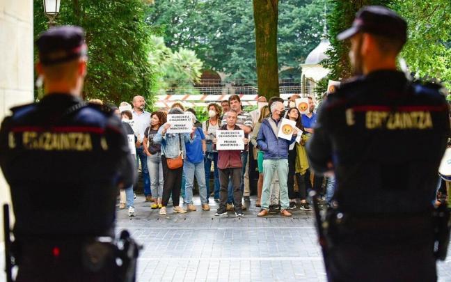 Funcionarios protestan frente a la Diputación de Gipuzkoa por la supresión de las primas de prejubilación. Funcionarios protestan frente a la Diputación de Gipuzkoa por la supresión de las primas de prejubilación.