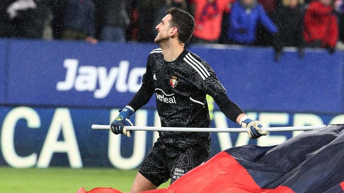 Sergio Herrera ondea una bandera de Osasuna tras ganar al Sevilla. Se le escapó la tela y se quedó con el palo.