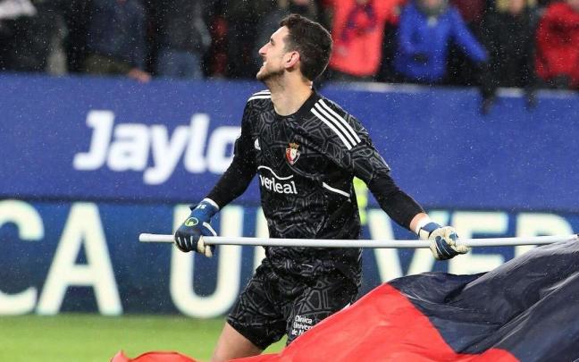 Sergio Herrera ondea una bandera de Osasuna tras ganar al Sevilla. Se le escapó la tela y se quedó con el palo.
