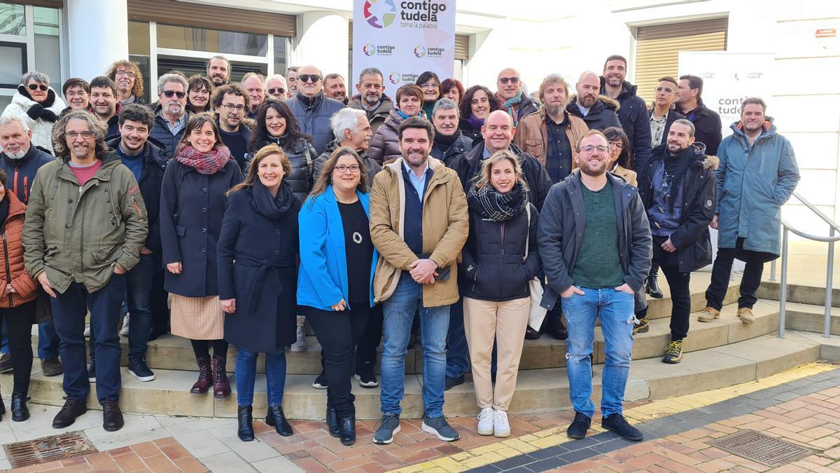 Integrantes del colectivo Contigo Tudela en la presentación de hoy, con Larrarte a la cabeza