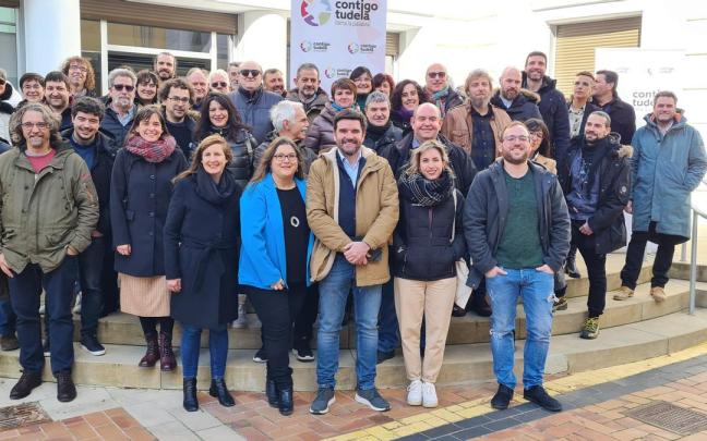 Integrantes del colectivo Contigo Tudela en la presentación de hoy, con Larrarte a la cabeza Integrantes del colectivo Contigo Tudela en la presentación de hoy, con Larrarte a la cabeza
