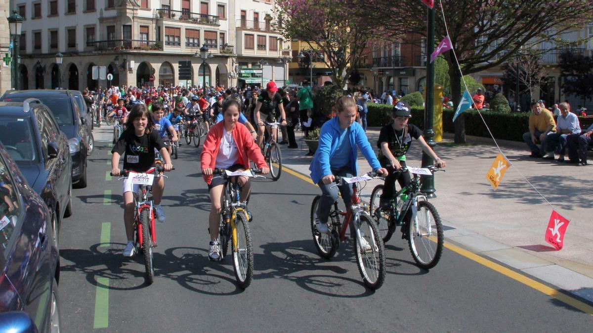 Una de las marchas ciclistas organizadas por la plataforma Bidegorridxe Gernika-Lumon.