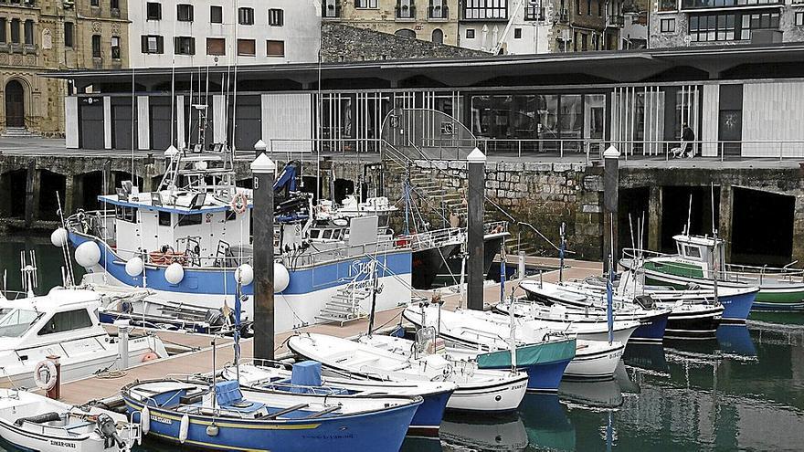 Imagen del puerto de Donostia con el edificio de Kofradia Itsas-Etxea al fondo.