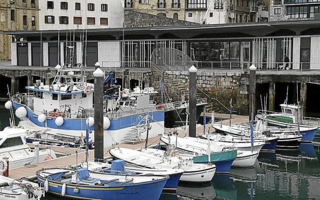 Imagen del puerto de Donostia con el edificio de Kofradia Itsas-Etxea al fondo.