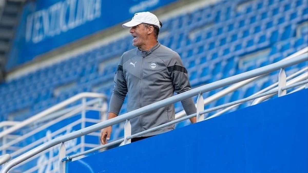 Luis García ha dirigido parte del entrenamiento desde la grada de Mendizorroza