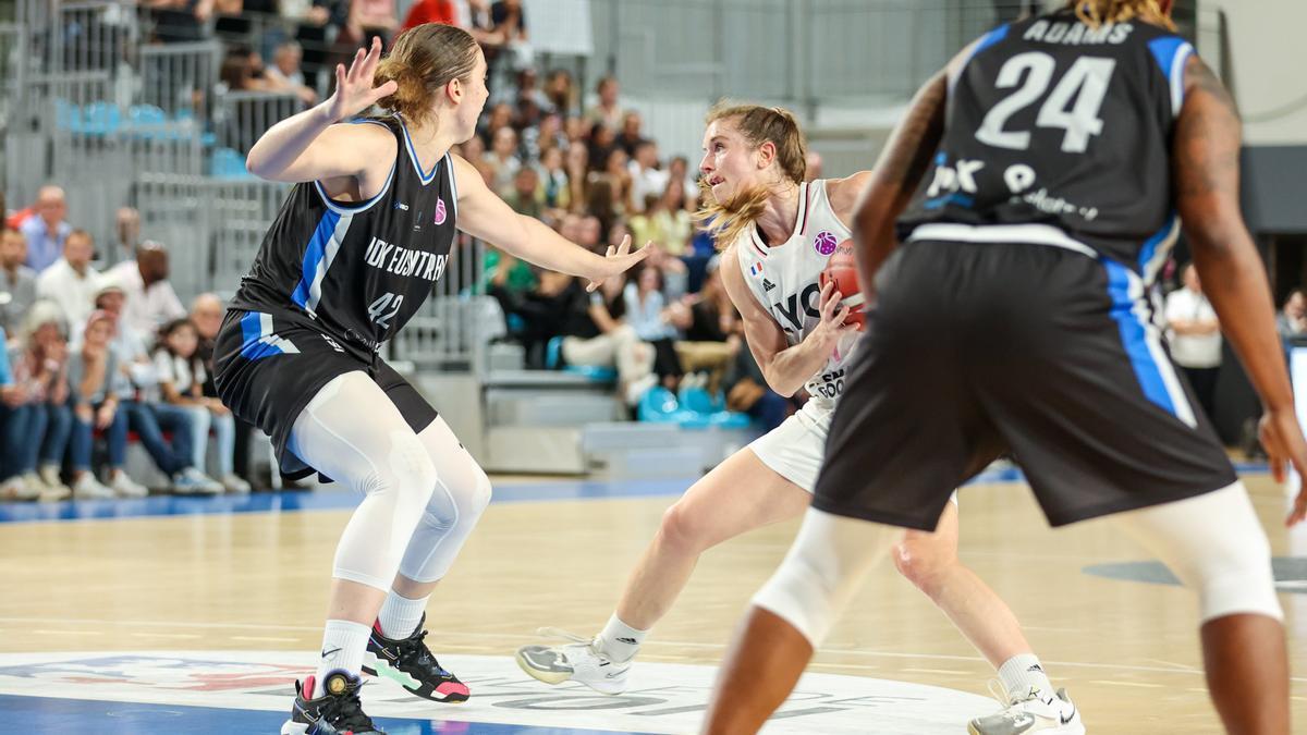 Kadri Lass y Joy Brown, en una jugada defensiva ante el Asvel Lyon.